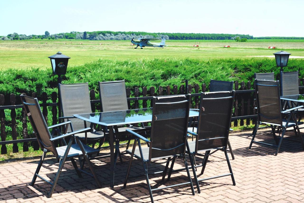 Bed and Breakfast Matko Airport Es Elmenykoezpont Екстер'єр фото